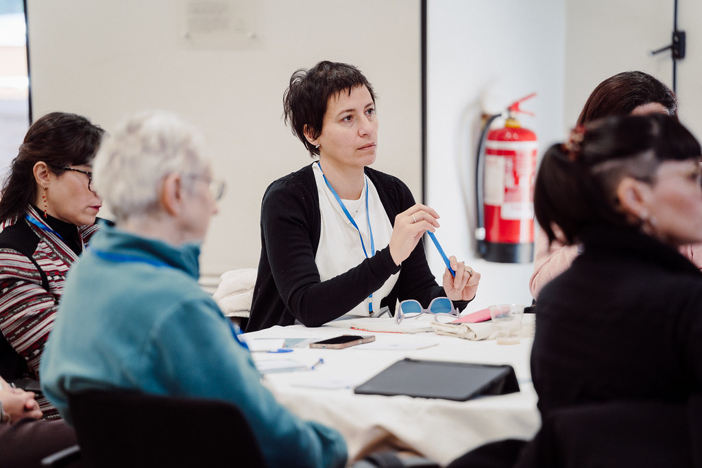 Una persona ascolta durante un incontro di formazione