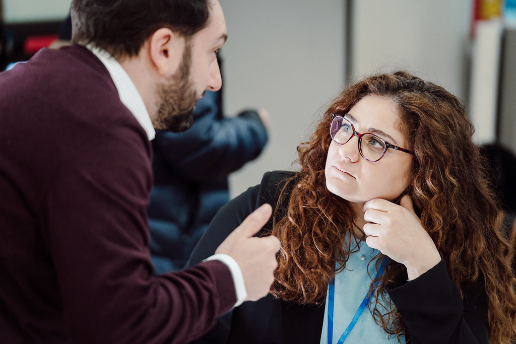 Due partecipanti dialogano durante un incontro del corso EUPATI